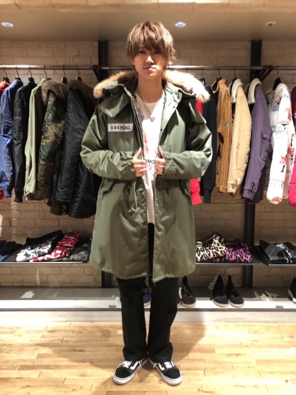 「ビッグシルエット、冬コーデ、ワイドパンツ、Hysteric Glamour、ヒステリックグラマー、アウトドアコーデ、冬アウター、モッズコーデ」｜「HYSTERIC GLAMOURのミリタリーチノパンツ（チノパンツ、ブラック系）」を使った、久米田 直樹さん（メンズ・184cm）の秋コーディネートの1枚目の写真