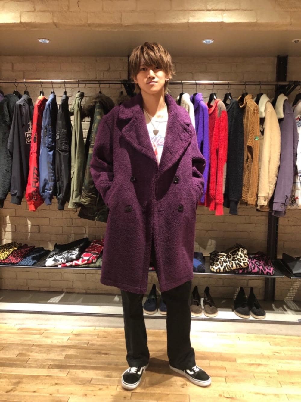 「ビッグシルエット、冬コーデ、ワイドパンツ、Hysteric Glamour、シンプルコーデ、ヒステリックグラマー、冬アウター」｜「HYSTERIC GLAMOURのミリタリーチノパンツ（チノパンツ、ブラック系）」を使った、久米田 直樹さん（メンズ・184cm）の秋コーディネートの1枚目の写真