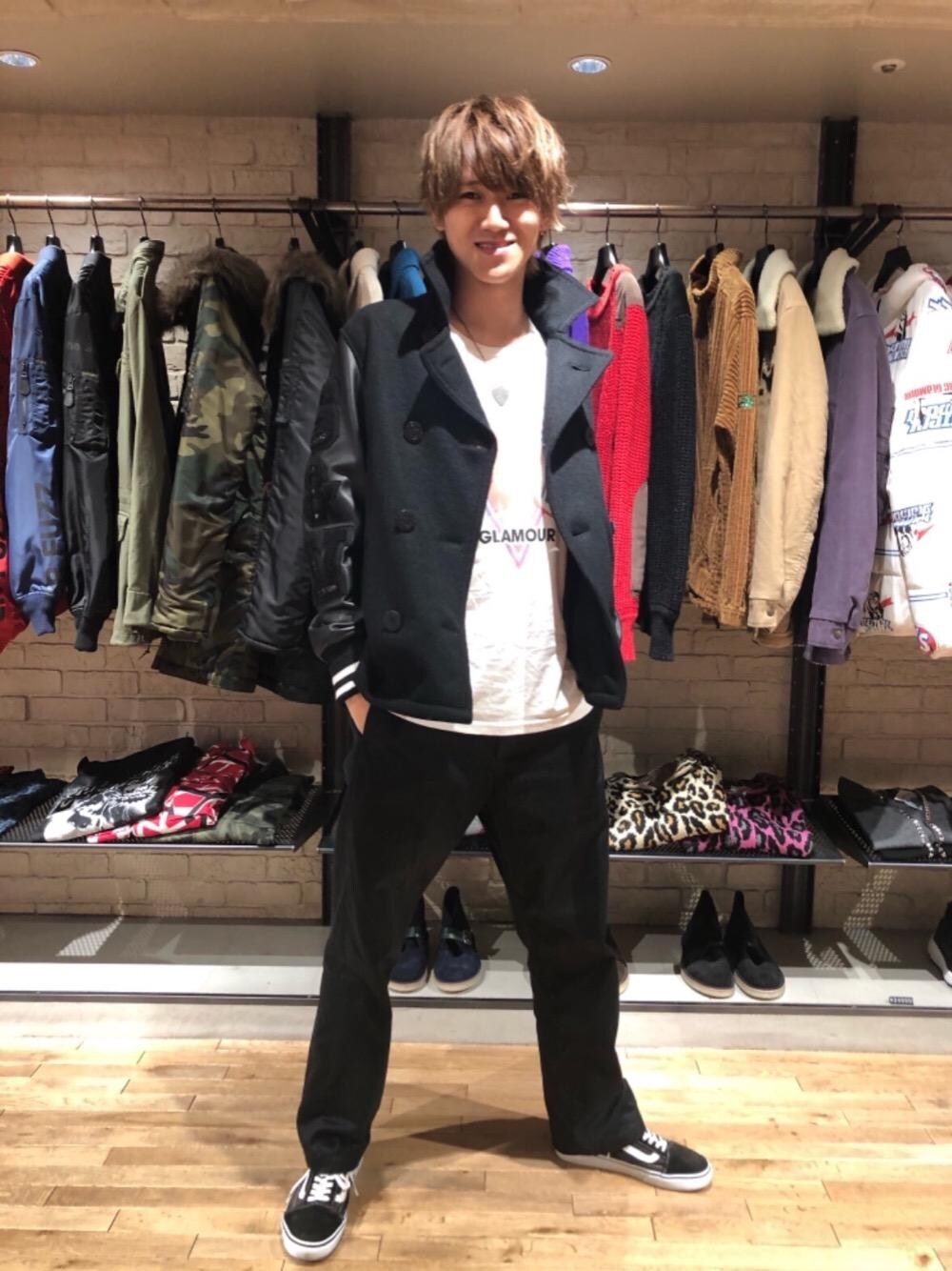 「冬コーデ、ワイドパンツ、Hysteric Glamour、プリマロフト、シンプルコーデ、ヒステリックグラマー、冬アウター」｜「HYSTERIC GLAMOURのミリタリーチノパンツ（チノパンツ、ブラック系）」を使った、久米田 直樹さん（メンズ・184cm）の秋コーディネートの1枚目の写真