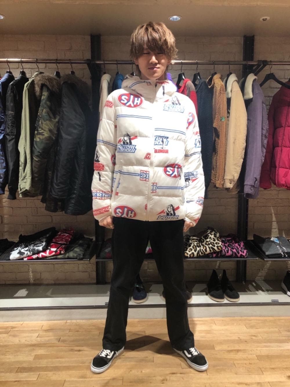 「冬コーデ、総柄、Hysteric Glamour、ヒステリックグラマー、冬アウター」｜「HYSTERIC GLAMOURのプリマロフトナイロンタフタワッペン付 フーデッドジャケット（ダウンジャケット/コート、ホワイト系）」を使った、久米田 直樹さん（メンズ・184cm）の秋コーディネートの1枚目の写真