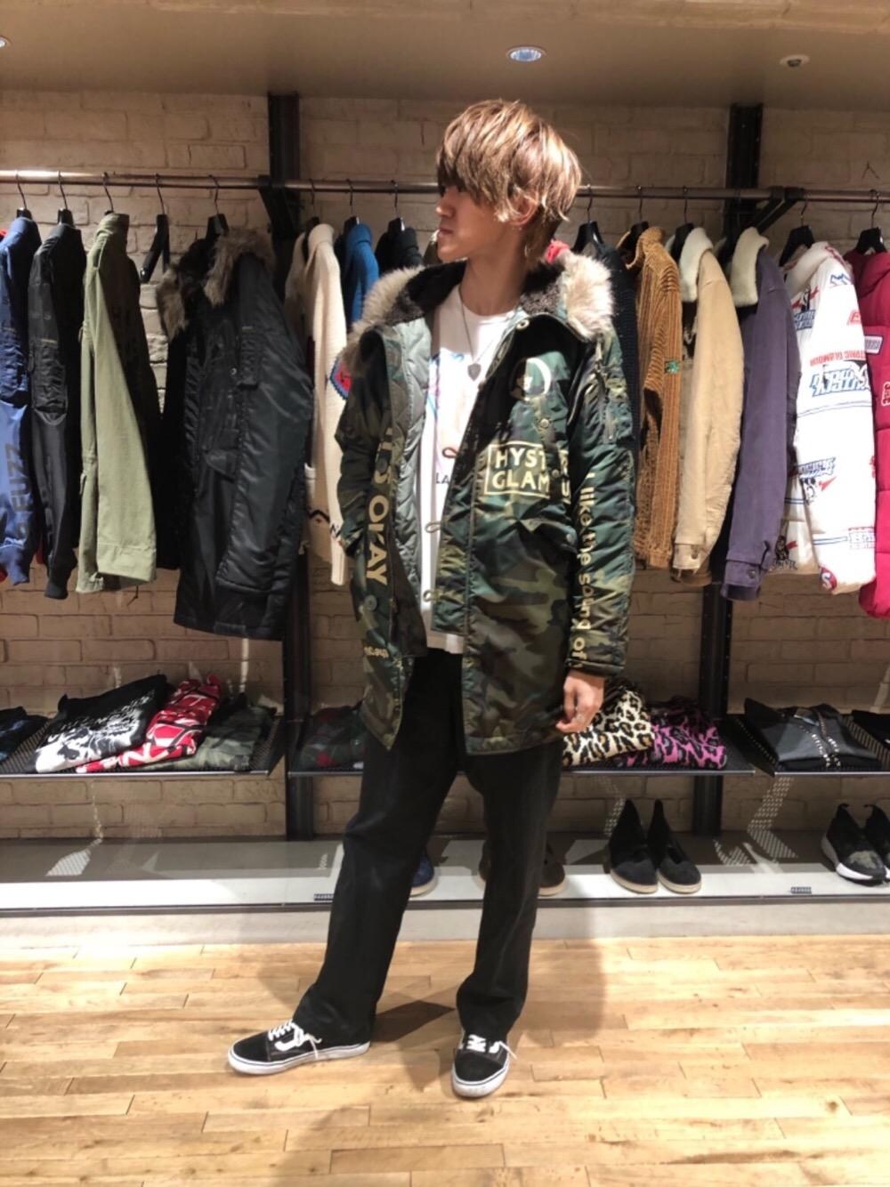 「冬コーデ、総柄、ワイドパンツ、Hysteric Glamour、ヒステリックグラマー、冬アウター、ミリタリーコーデ、モッズコーデ」｜「HYSTERIC GLAMOURのプリマロフトエアフォース  LOGO SCRATCH N-3Bコート（その他アウター、その他）」を使った、久米田 直樹さん（メンズ・184cm）の秋コーディネートの1枚目の写真
