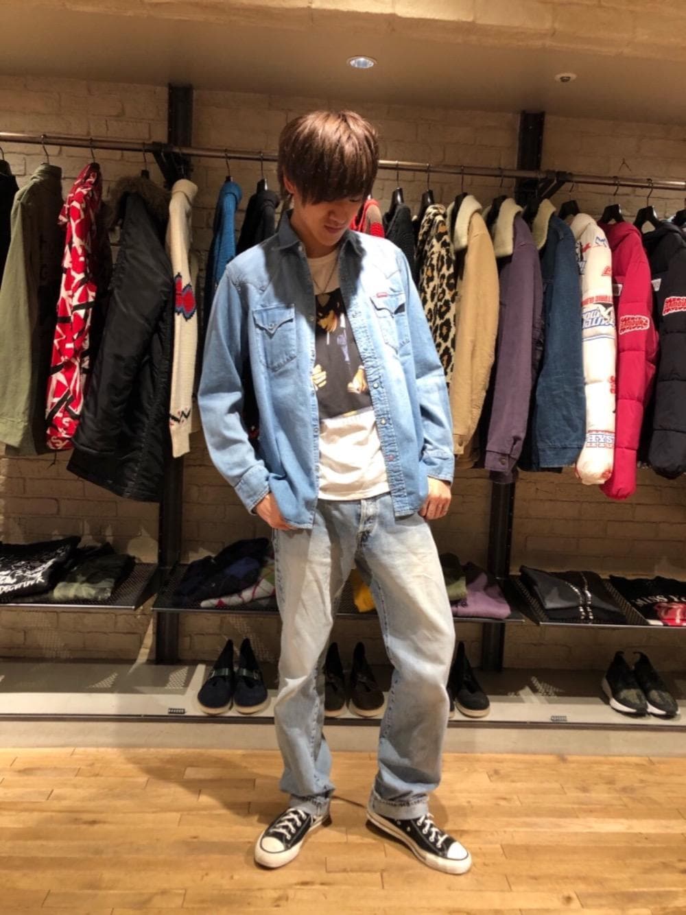 「デニム、ワイドパンツ、Hysteric Glamour、シンプルコーデ、ヒステリックグラマー」｜「HYSTERIC GLAMOURのUSED加工デニム ストレートパンツ（デニムパンツ、ブルー系）」を使った、久米田 直樹さん（メンズ・184cm）の秋コーディネートの1枚目の写真