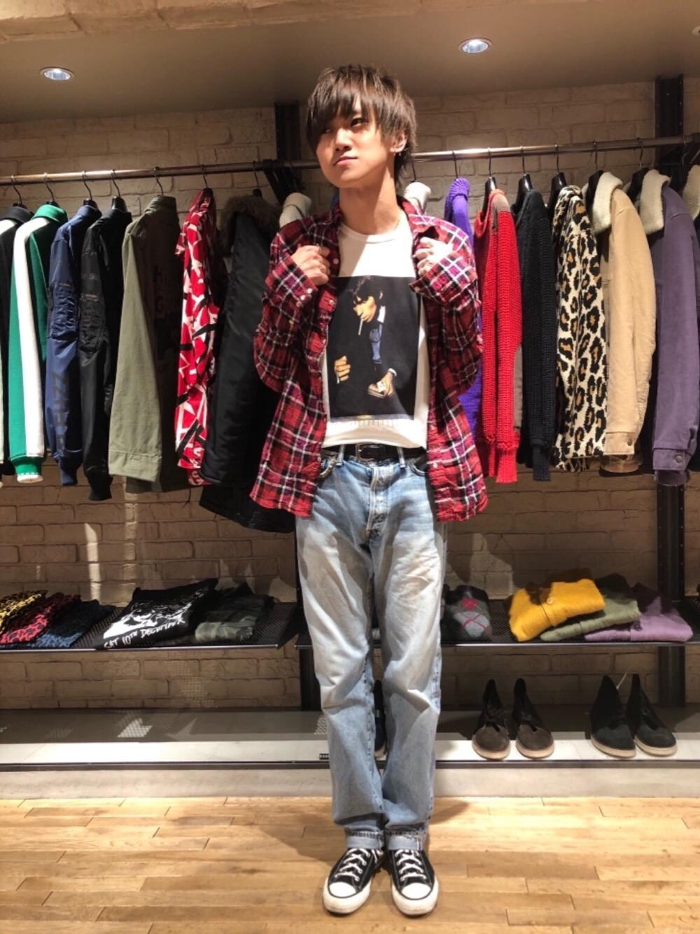 「デニム、チェック柄、長袖シャツ、Hysteric Glamour、シンプルコーデ、ヒステリックグラマー、ストリートコーデ、グランジコーデ」｜「HYSTERIC GLAMOURのUSED加工デニム ストレートパンツ（デニムパンツ、ブルー系）」を使った、久米田 直樹さん（メンズ・184cm）の秋コーディネートの1枚目の写真