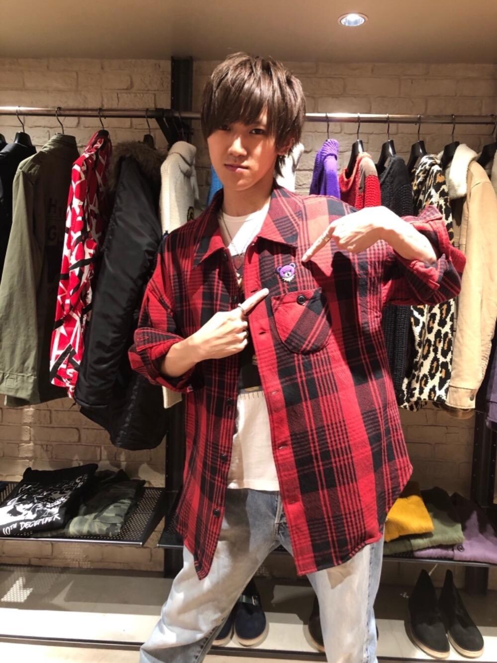 「デニム、ビッグシルエット、チェック柄、長袖シャツ、Hysteric Glamour、シンプルコーデ、ベアー、ラフコーデ、ヒステリックグラマー」｜「HYSTERIC GLAMOURのUSED加工デニム ストレートパンツ（デニムパンツ、ブルー系）」を使った、久米田 直樹さん（メンズ・184cm）の秋コーディネートの1枚目の写真