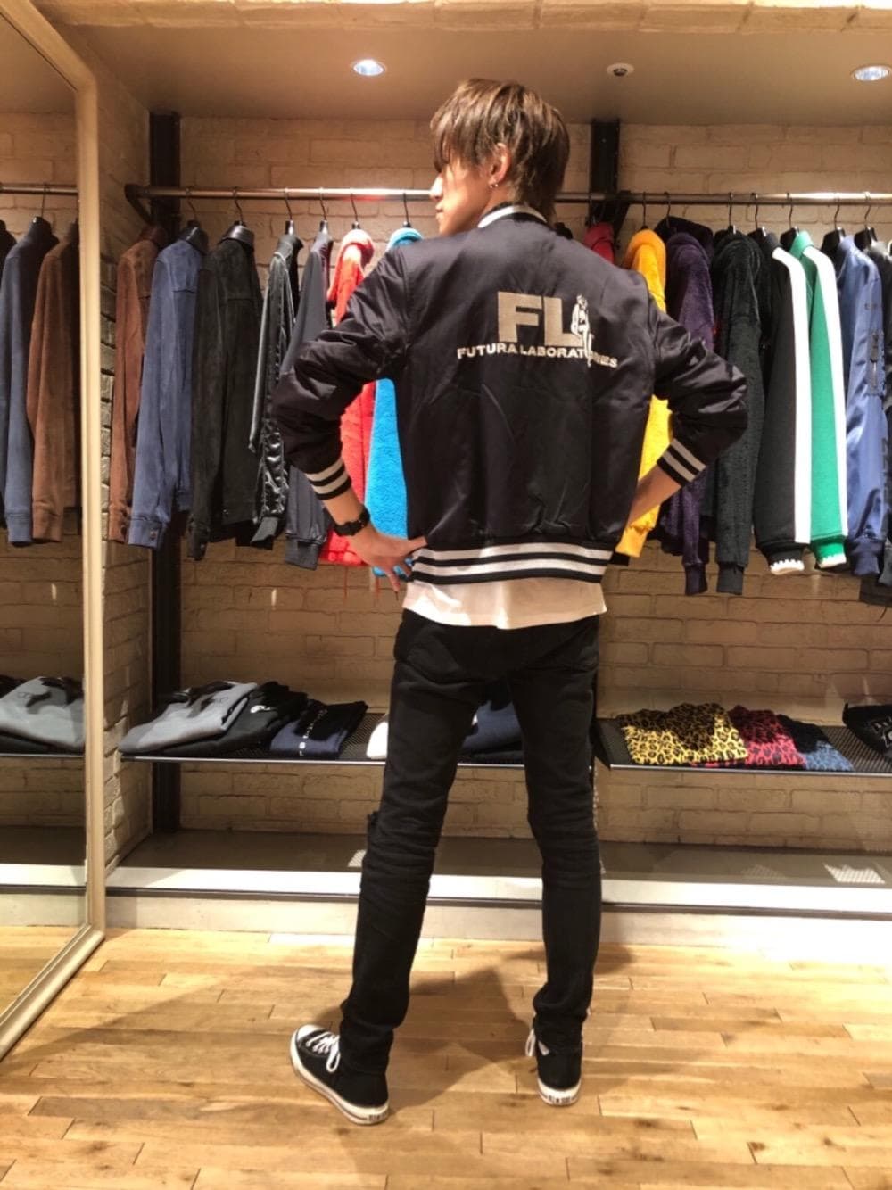 「スキニー、コラボレーション、Hysteric Glamour、シンプルコーデ、ヒステリックグラマー、ストリートコーデ」｜「HYSTERIC GLAMOURのSU加工ストレッチツイル スリムパンツ（その他パンツ、ブラック系）」を使った、久米田 直樹さん（メンズ・184cm）の秋コーディネートの1枚目の写真