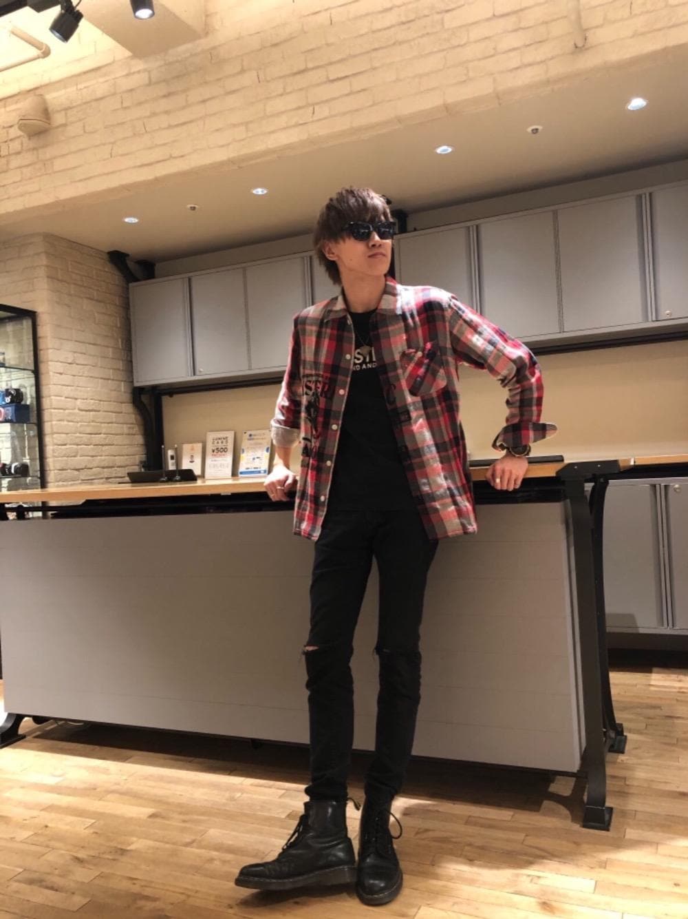 「スキニー、Tシャツ、チェック柄、長袖シャツ、Hysteric Glamour、シンプルコーデ、カジュアルコーデ、ヒステリックグラマー、ストリートコーデ」｜「HYSTERIC GLAMOURのvoidoid（サングラス、ブラック系）」を使った、久米田 直樹さん（メンズ・184cm）の冬コーディネートの1枚目の写真