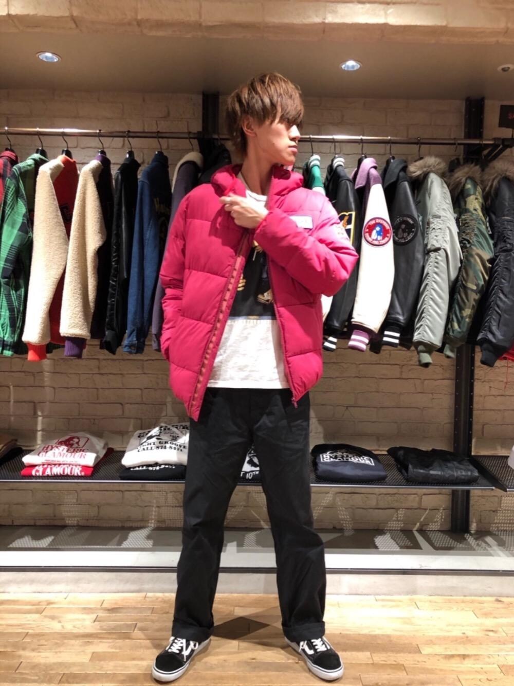 「Tシャツ、冬コーデ、ワイドパンツ、Hysteric Glamour、プリマロフト、シンプルコーデ、ヒステリックグラマー、冬アウター、thee hysteric xxx」｜「HYSTERIC GLAMOURのプリマロフトナイロンタフタワッペン付 フーデッドジャケット（ダウンジャケット/コート、ピンク系）」を使った、久米田 直樹さん（メンズ・184cm）の冬コーディネートの1枚目の写真