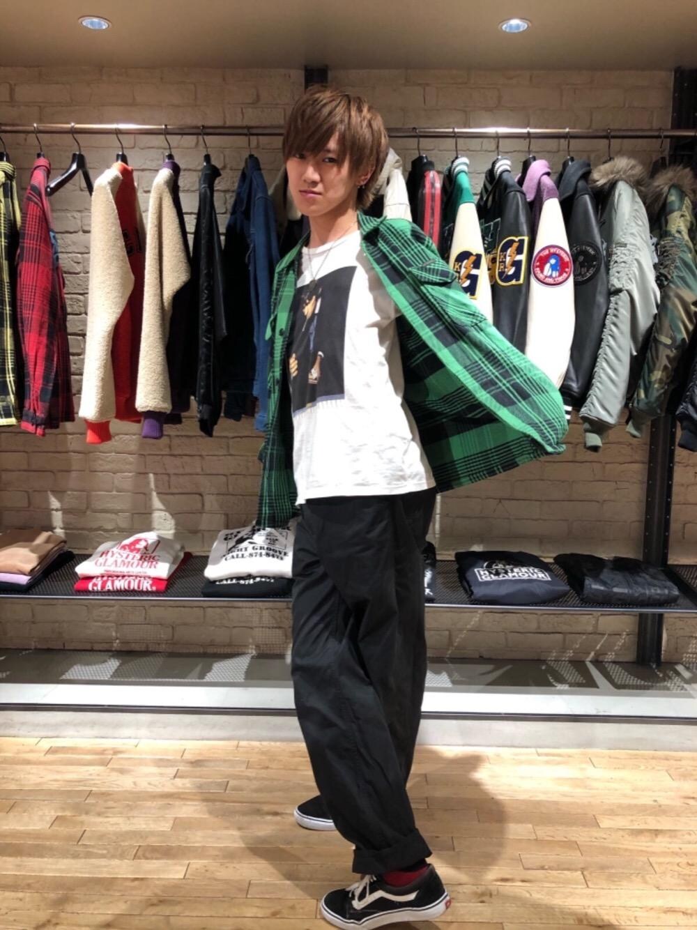 「チェック柄、長袖シャツ、ワイドパンツ、Hysteric Glamour、シンプルコーデ、カジュアルコーデ、ヒステリックグラマー、ストリートコーデ」｜「HYSTERIC GLAMOURのHYSTERIC LOGOワッペン CPOシャツ（シャツ/ブラウス、グリーン系）」を使った、久米田 直樹さん（メンズ・184cm）の冬コーディネートの1枚目の写真