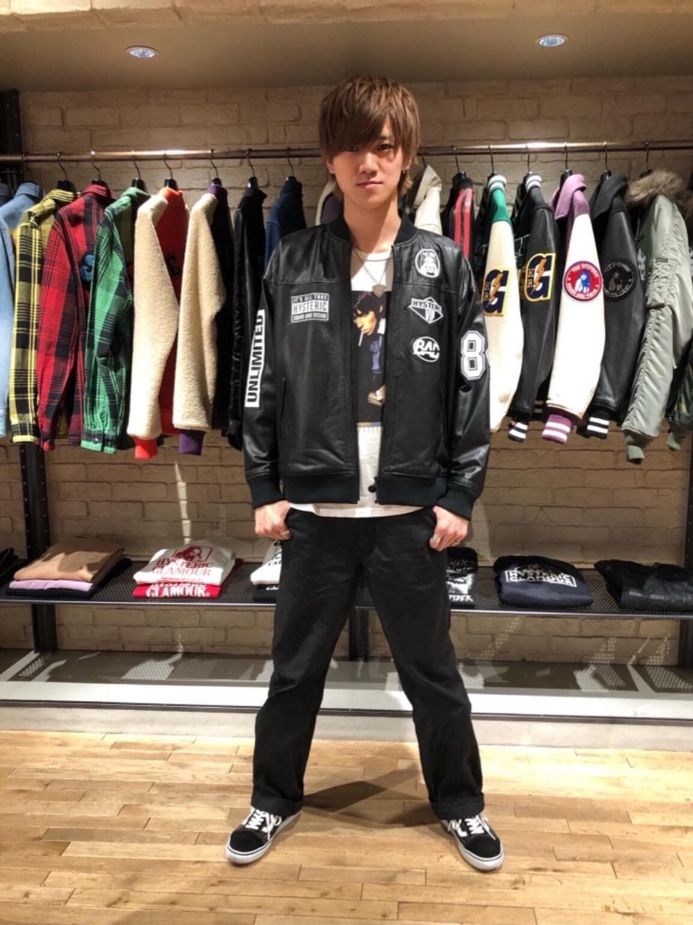 「ロック、Tシャツ、ワイドパンツ、Hysteric Glamour、シンプルコーデ、ヒステリックグラマー」｜「HYSTERIC GLAMOURのRS/DENMARK 1965 Tシャツ（Tシャツ/カットソー、ホワイト系）」を使った、久米田 直樹さん（メンズ・184cm）の冬コーディネートの1枚目の写真