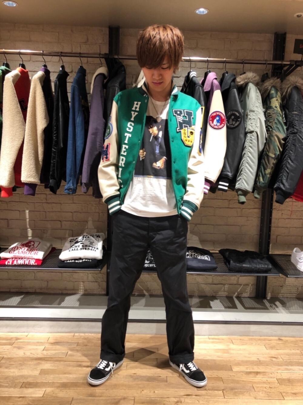 「Tシャツ、ワイドパンツ、Hysteric Glamour、シンプルコーデ、カジュアルコーデ、ヒステリックグラマー、ストリートコーデ」｜「HYSTERIC GLAMOURのRS/DENMARK 1965 Tシャツ（Tシャツ/カットソー、ホワイト系）」を使った、久米田 直樹さん（メンズ・184cm）の冬コーディネートの1枚目の写真