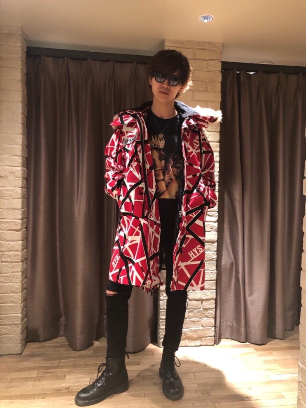 「ビッグシルエット、スキニー、総柄、Hysteric Glamour、春コーデ、ヒステリックグラマー、モッズコーデ」｜「HYSTERIC GLAMOURのSU加工ストレッチツイル スリムパンツ（その他パンツ、ブラック系）」を使った、久米田 直樹さん（メンズ・184cm）の冬コーディネートの1枚目の写真