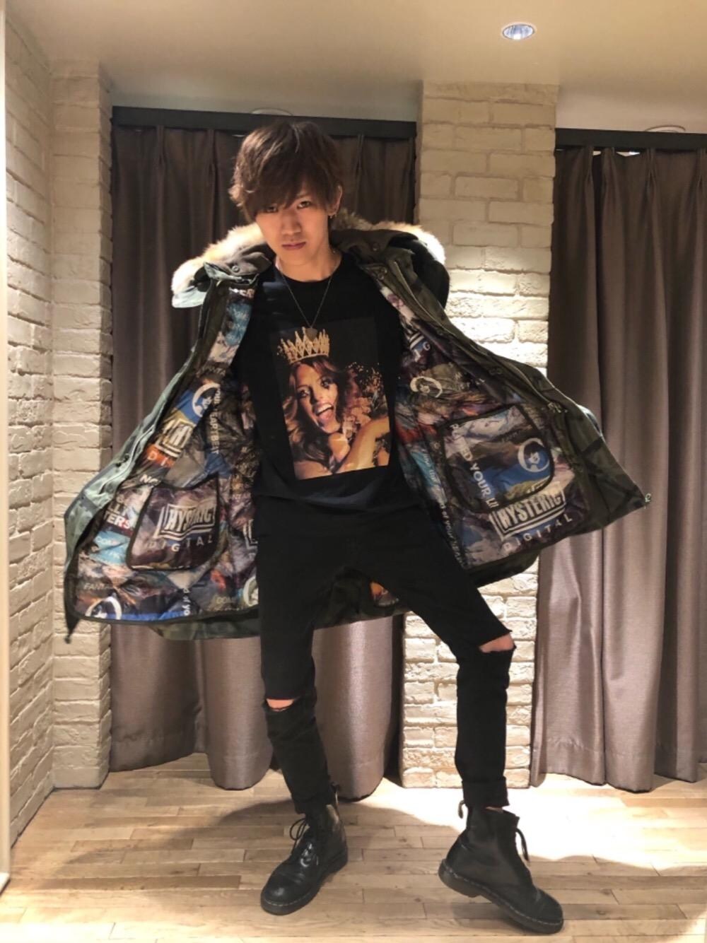 「ビッグシルエット、ロック、スキニー、総柄、Hysteric Glamour、シンプルコーデ、ヒステリックグラマー、ミリタリーコーデ、モッズコーデ」｜「HYSTERIC GLAMOURのSU加工ストレッチツイル スリムパンツ（その他パンツ、ブラック系）」を使った、久米田 直樹さん（メンズ・184cm）の冬コーディネートの1枚目の写真