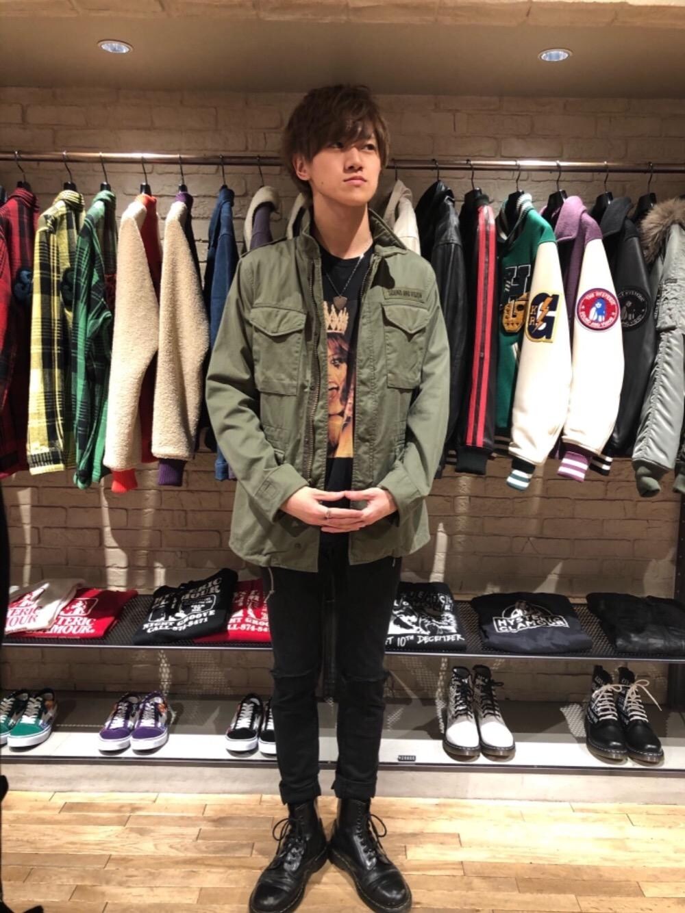 「スキニー、Hysteric Glamour、シンプルコーデ、ヒステリックグラマー、ミリタリーコーデ」｜「HYSTERIC GLAMOURのSU加工ストレッチツイル スリムパンツ（その他パンツ、ブラック系）」を使った、久米田 直樹さん（メンズ・184cm）の冬コーディネートの1枚目の写真