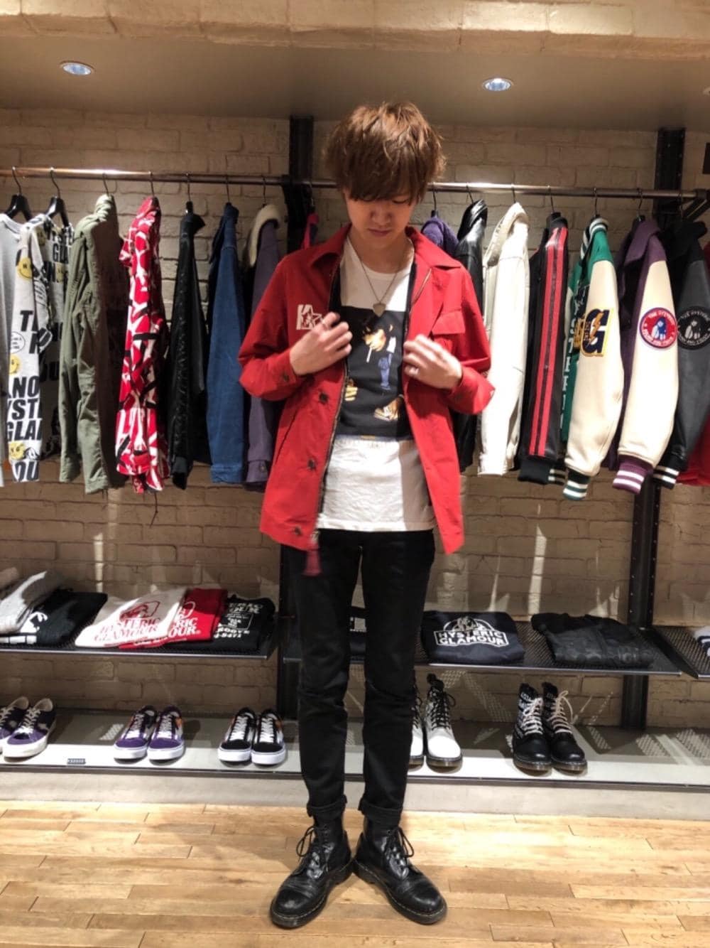 「ビッグシルエット、スキニー、Tシャツ、長袖シャツ、Hysteric Glamour、シンプルコーデ、春コーデ、ヒステリックグラマー」｜「HYSTERIC GLAMOURのブラックSデニムスリムPT（デニムパンツ、ブラック系）」を使った、久米田 直樹さん（メンズ・184cm）の冬コーディネートの1枚目の写真