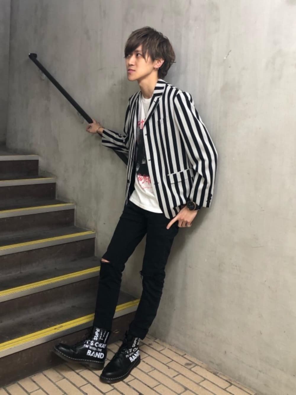 「スキニー、総柄、Hysteric Glamour、シンプルコーデ、春コーデ、ヒステリックグラマー、thee hysteric xxx」｜「HYSTERIC GLAMOURのSU加工ストレッチツイル スリムパンツ（その他パンツ、ブラック系）」を使った、久米田 直樹さん（メンズ・184cm）の冬コーディネートの1枚目の写真