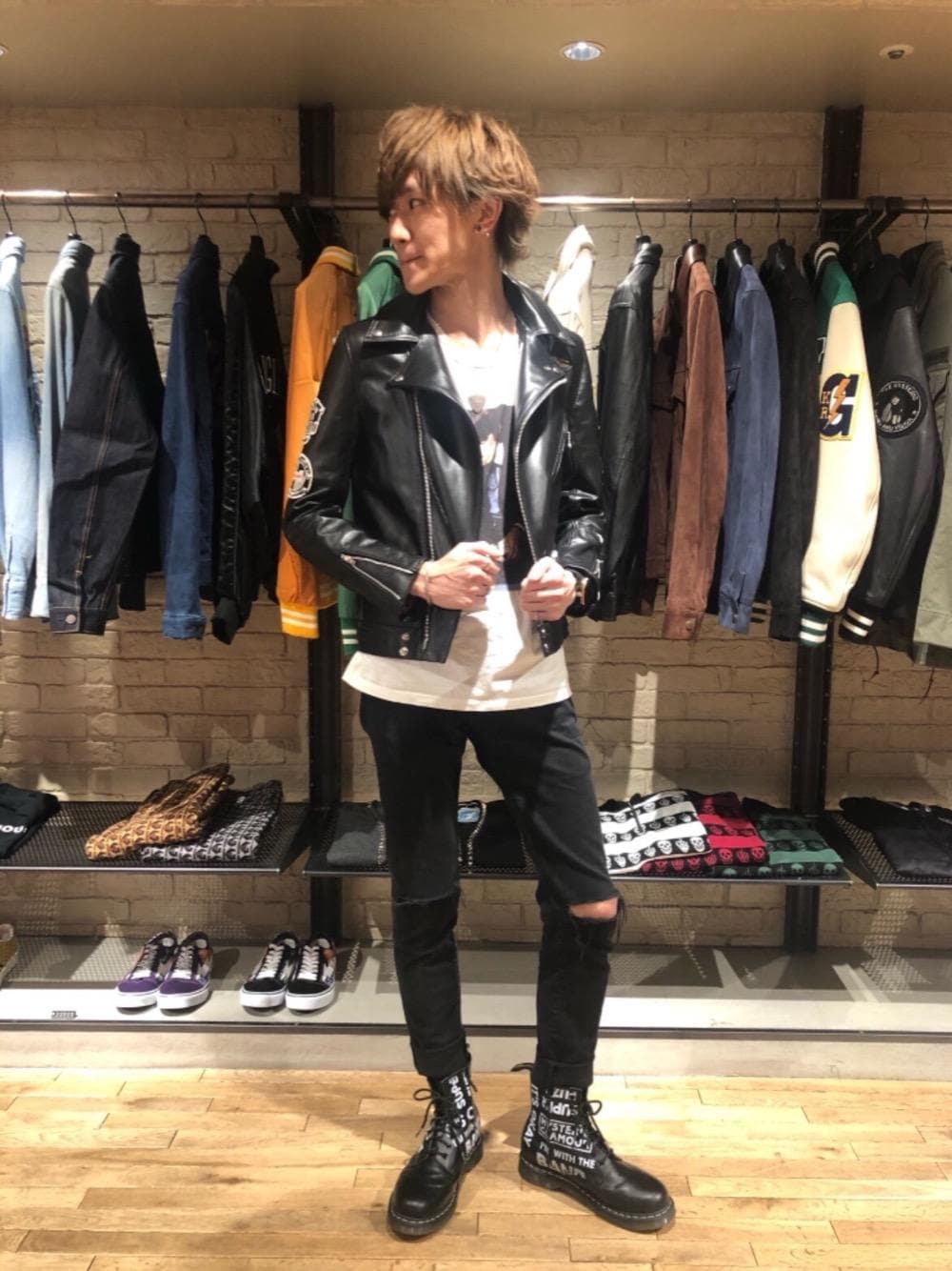 「スキニー、Tシャツ、コラボレーション、Hysteric Glamour、春コーデ、ヒステリックグラマー、レザーコーデ」｜「HYSTERIC GLAMOURのSU加工ストレッチツイル スリムパンツ（その他パンツ、ブラック系）」を使った、久米田 直樹さん（メンズ・184cm）の冬コーディネートの1枚目の写真