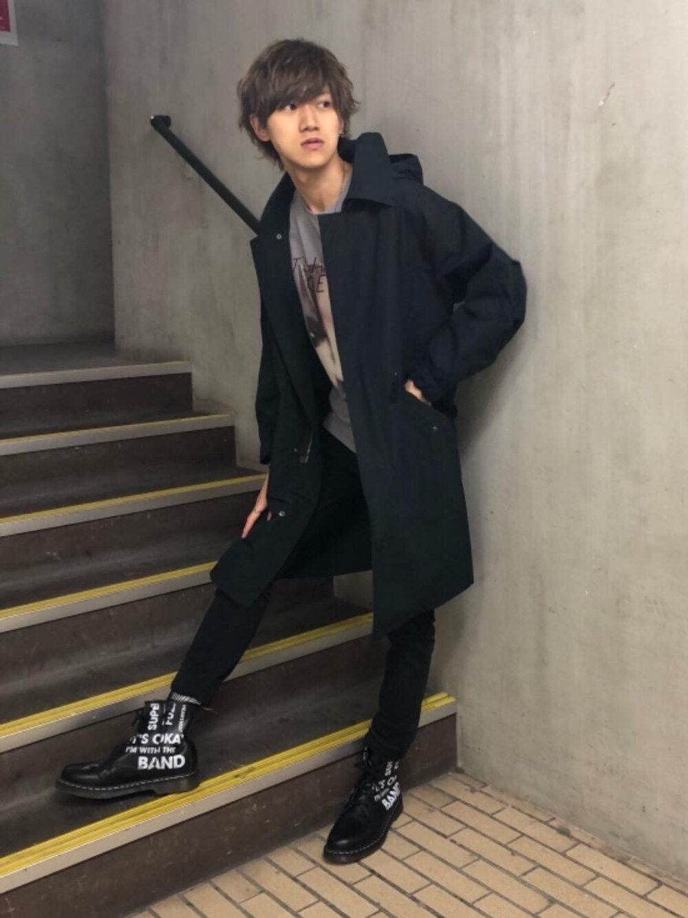 「ビッグシルエット、スキニー、Hysteric Glamour、シンプルコーデ、春コーデ、ヒステリックグラマー、HYSTERICS、thee hysteric xxx」｜「HYSTERIC GLAMOURのSU加工ストレッチツイル スリムパンツ（その他パンツ、ブラック系）」を使った、久米田 直樹さん（メンズ・184cm）の冬コーディネートの1枚目の写真