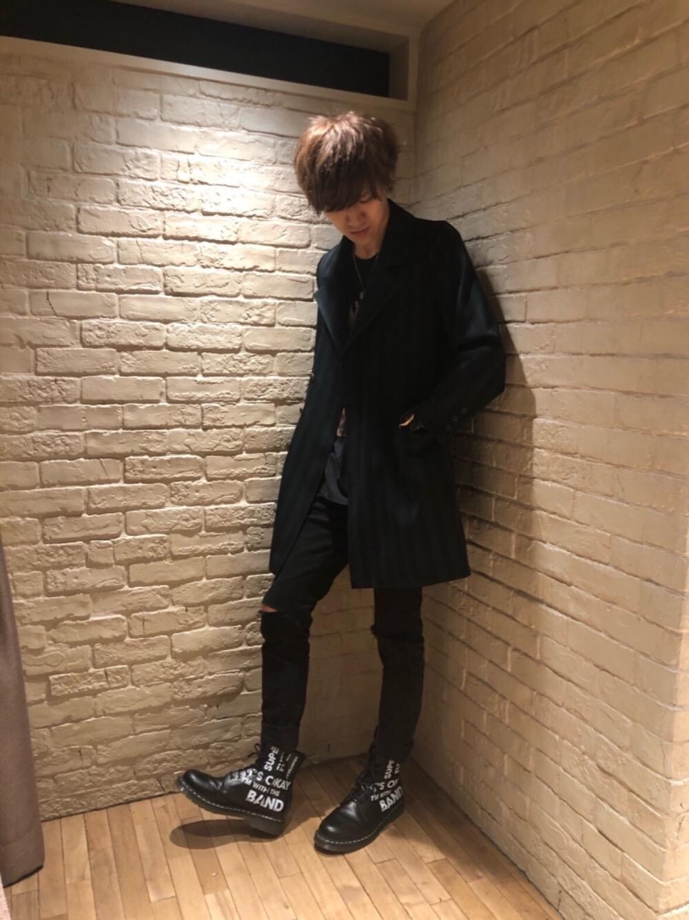 「スキニー、総柄、Hysteric Glamour、シンプルコーデ、ヒステリックグラマー、HYSTERICS、thee hysteric xxx」｜「HYSTERIC GLAMOURのSU加工ストレッチツイル スリムパンツ（その他パンツ、ブラック系）」を使った、久米田 直樹さん（メンズ・184cm）の冬コーディネートの1枚目の写真