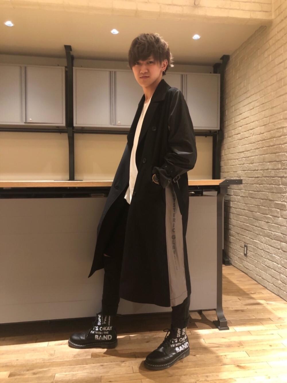 「ビッグシルエット、スキニー、Hysteric Glamour、シンプルコーデ、春コーデ、ヒステリックグラマー、thee hysteric xxx」｜「HYSTERIC GLAMOURのSU加工ストレッチツイル スリムパンツ（その他パンツ、ブラック系）」を使った、久米田 直樹さん（メンズ・184cm）の冬コーディネートの1枚目の写真