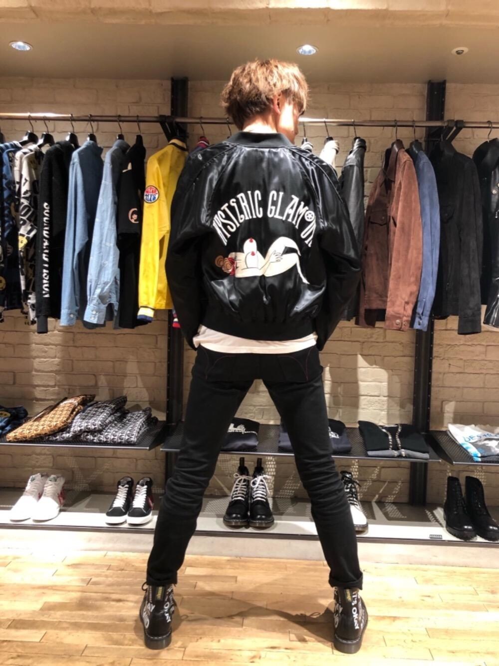 「ビッグシルエット、Tシャツ、Hysteric Glamour、シンプルコーデ、春コーデ、ヒステリックグラマー、パンクコーデ」｜「HYSTERIC GLAMOURのストレッチデニムスリムパンツ（デニムパンツ、ブラック系）」を使った、久米田 直樹さん（メンズ・184cm）の冬コーディネートの1枚目の写真