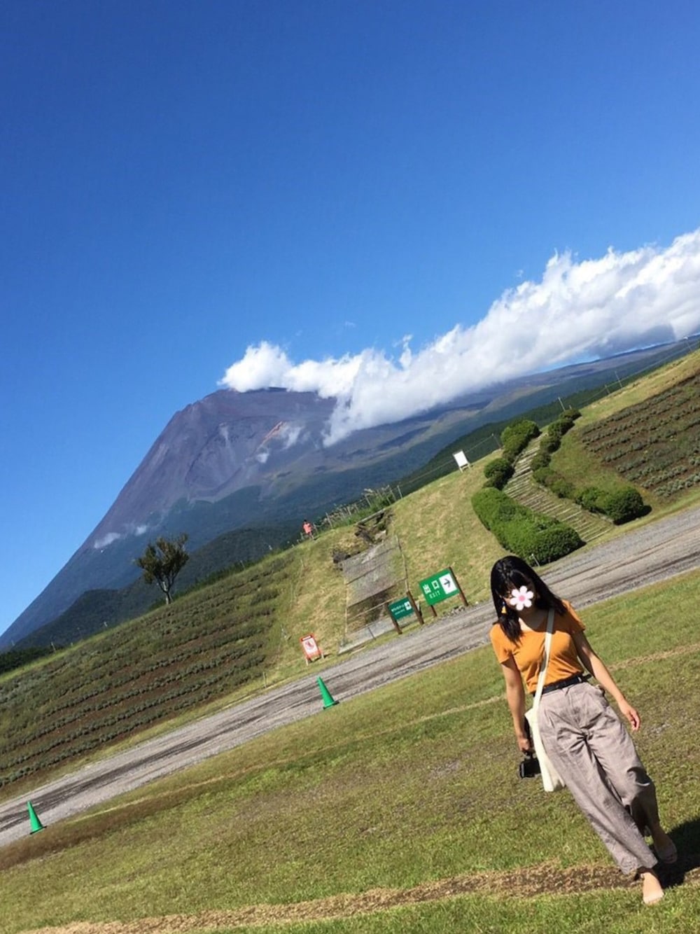 「富士山、グレンチェック、ワイトパンツ、Vネック、Tシャツ、トートバッグ、サンダル」｜「FOREVER 21のアイテム（Tシャツ/カットソー、オレンジ系）」を使った、bel☻さん（レディース・160cm）の冬コーディネートの1枚目の写真