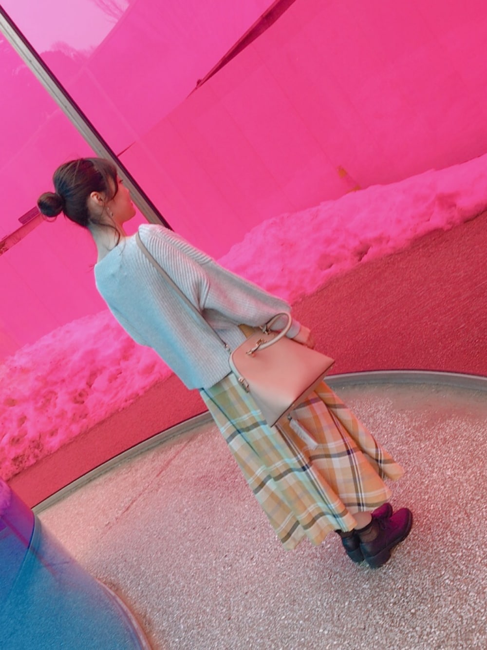 「21世紀美術館、おだんごヘアー、ピアス、大人カジュアル、チェックスカート、ニット、ボトルネック、シースルーソックス、マニッシュシューズ、ゆるコーデ」｜「Omekashiの畦ボトルネックプルオーバー（ニット/セーター、グレー系）」を使った、bel☻さん（レディース・160cm）の冬コーディネートの1枚目の写真