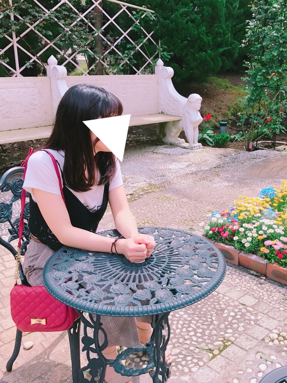 「カジュアル、ビスチェ、ワイドパンツ、グレンチェック、Tシャツ、ガーリー、春コーデ、サンダル、ハイウエスト、ゆるコーデ」｜「mysticのかぎ針ニットキャミ（ニット/セーター、ブラック系）」を使った、bel☻さん（レディース・160cm）の春コーディネートの1枚目の写真