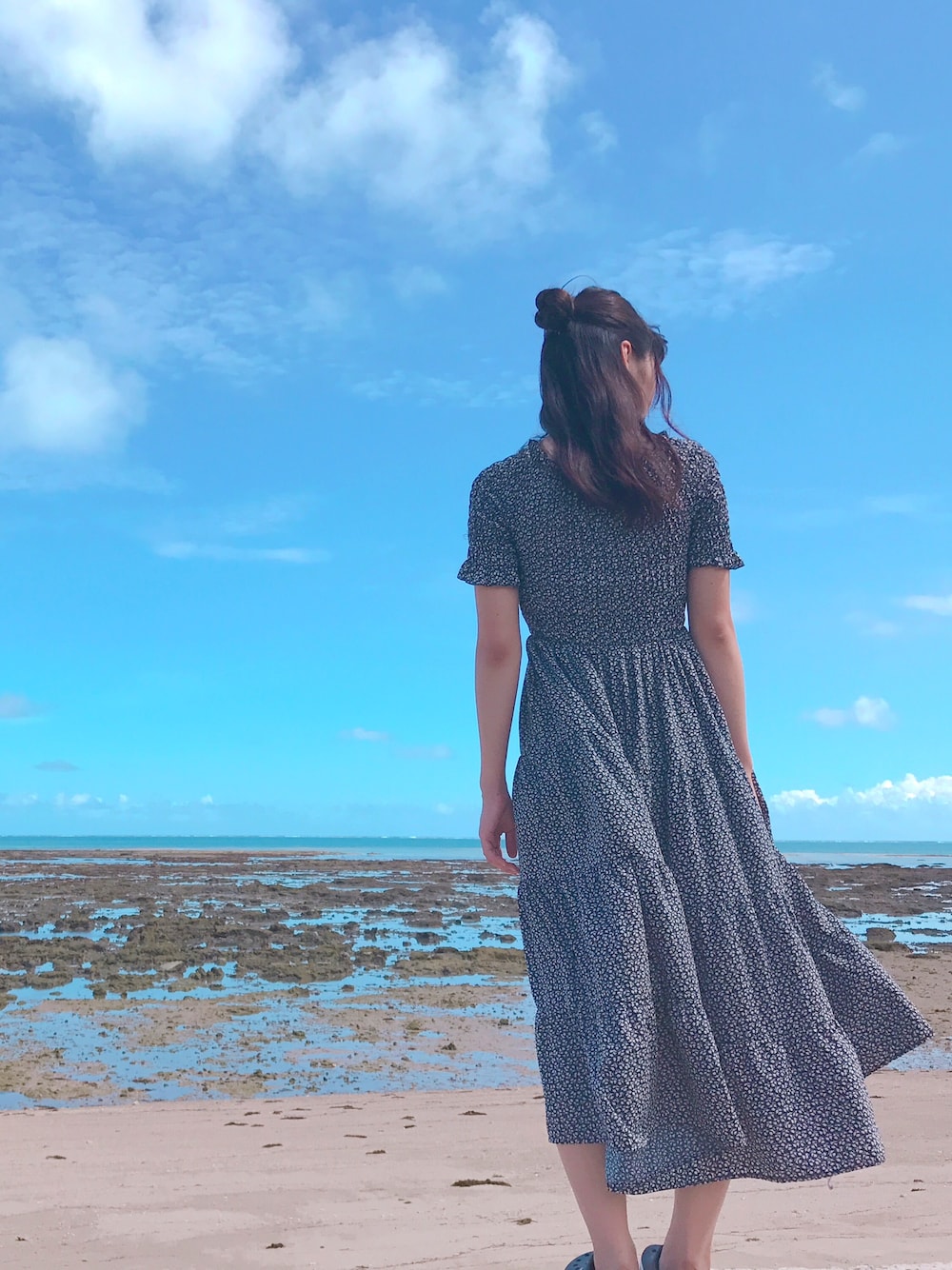 「花柄、ワンピース、おだんごヘアー、シンプル」｜「paravionのK/小花柄シャーリングティアードワンピース（ワンピース/ドレス、レッド系）」を使った、bel☻さん（レディース・160cm）の秋コーディネートの1枚目の写真