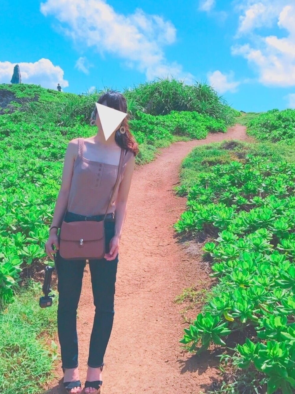 「秋のブラウンスタイル、カジュアル、オトナカジュアル、デニム、おしゃれさんと繋がりたい、ブラウス、レーストップス」｜「mysty womanのジャガードヘンリータンク（タンクトップ、ブラウン系）」を使った、bel☻さん（レディース・160cm）の秋コーディネートの1枚目の写真
