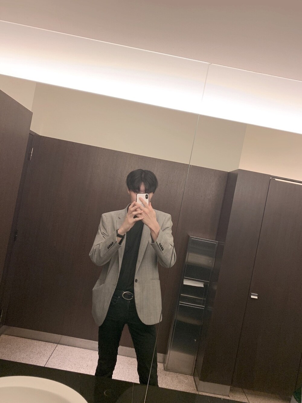 ブラック系のTシャツ/カットソー、グレー系のジャケット/アウター、ブラック系のパンツを着用したメンズの夏コーディネートの1枚目の写真