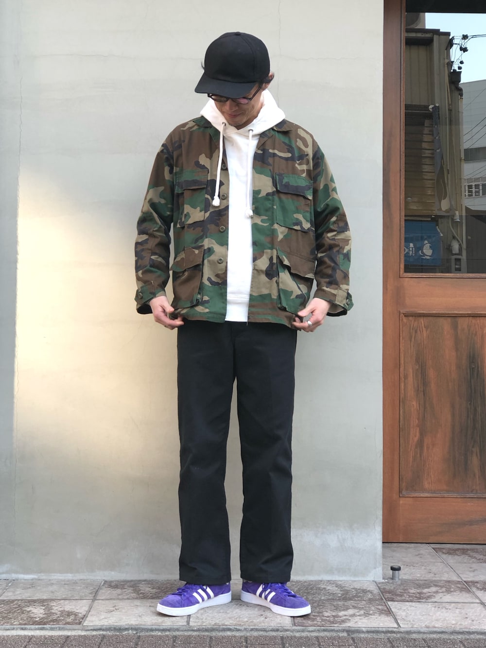 「ROTHCO、迷彩、迷彩ジャケット、ワークパンツ、BEN DAVIS、adidas、ネオンカラー、ワーク、美容師、HAIR ICI LUCE」｜「ROTHCOのROTHCO/ロスコ B.D.U SHIRTS（ブルゾン、その他）」を使った、hirofumi inoue さん（メンズ・184cm）の冬コーディネートの1枚目の写真