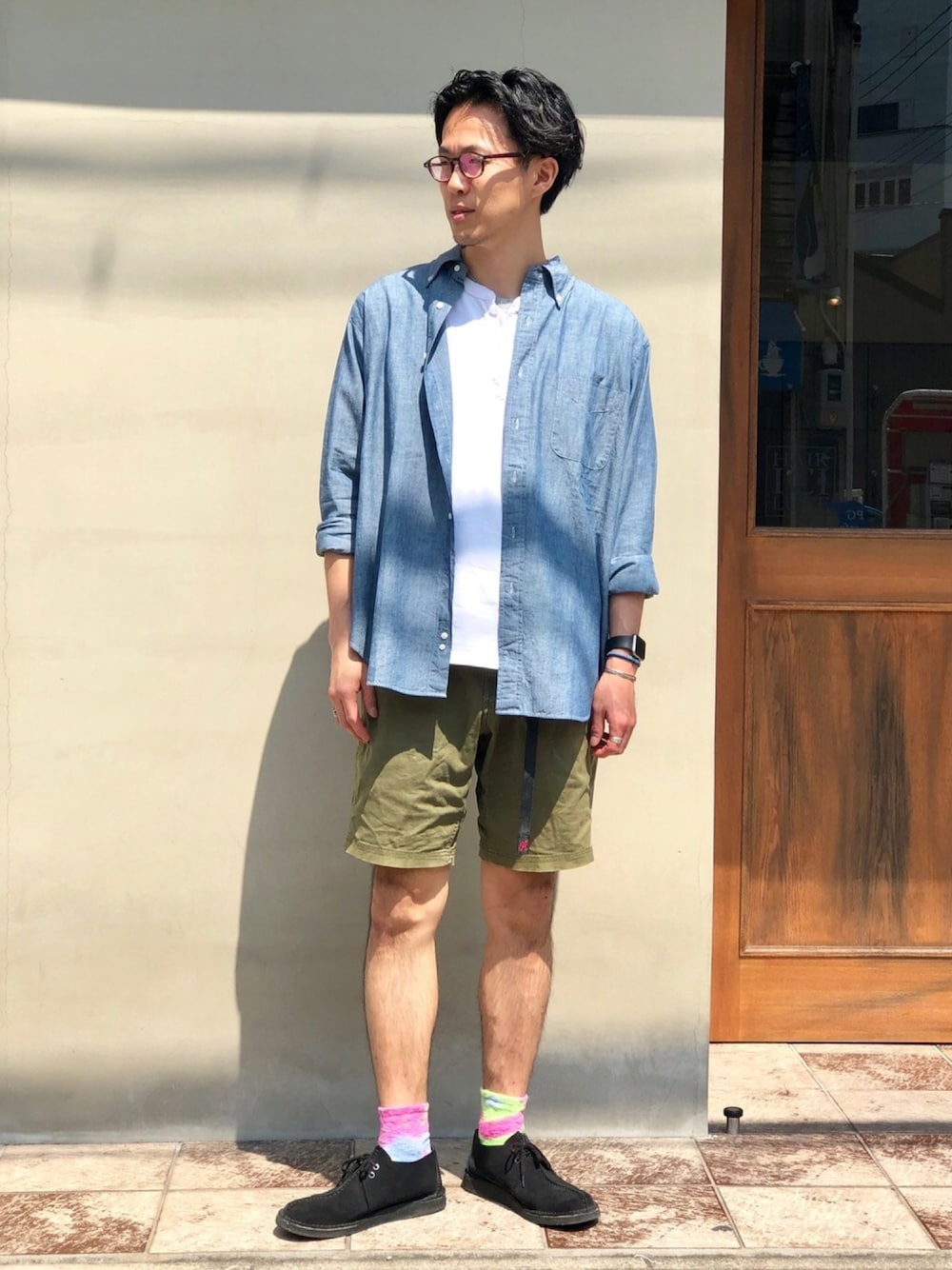 ブルー系のシャツ/ブラウス、グリーン系のその他パンツ、ホワイト系のTシャツ/カットソーを着用したメンズの夏コーディネートの1枚目の写真