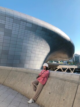 「travel」｜「アイテム（スウェット）」を使った、emviaさん（レディース・156cm）の春コーディネート