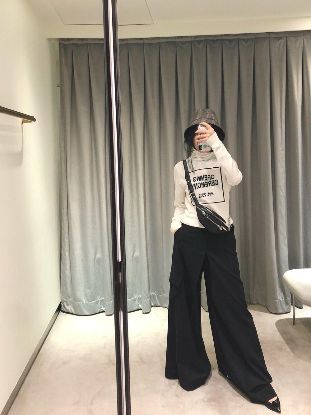 「ootd、outfit、converse、秋のコーデ、夏コーデ、white、CA4LA、OPENING CEREMONY、Alexander Wang、black」｜「alexanderwangのAlexander Wang Attica Mini Fanny Pack/Crossbody Bag（ショルダーバッグ、ブラック系）」を使った、emviaさん（レディース・156cm）の夏コーディネートの1枚目の写真
