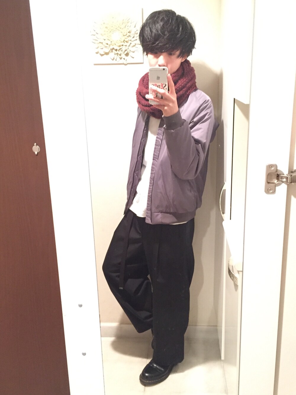 グレー系のMA-1、ホワイト系のTシャツ/カットソー、ブラック系のその他パンツを着用したメンズの冬コーディネートの1枚目の写真