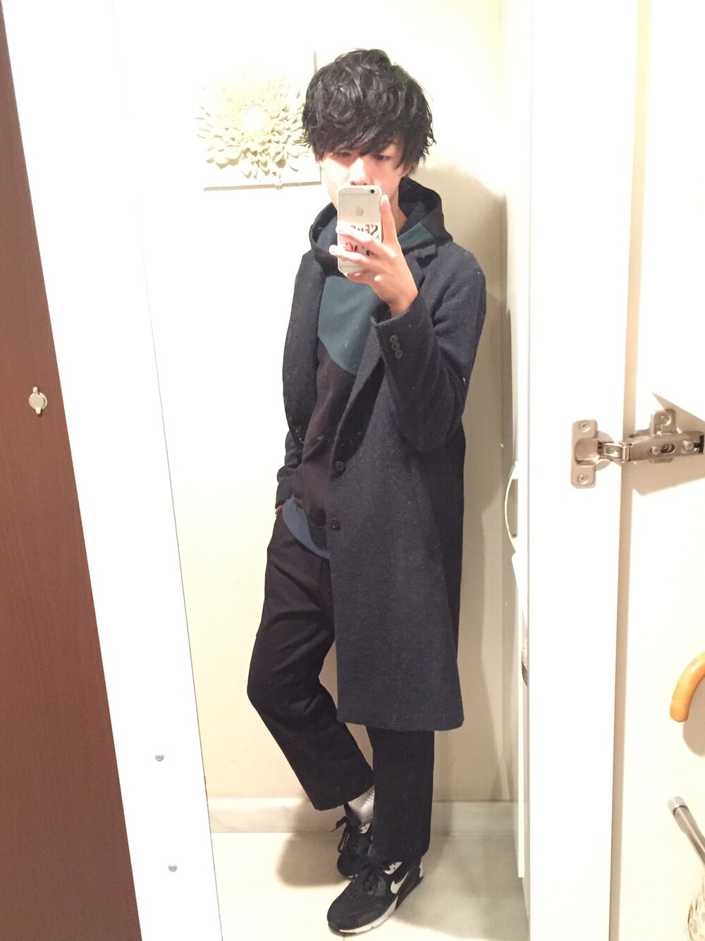 ブルー系のチェスターコート、ブラック系のパーカー、ブラック系のその他パンツを着用したメンズの冬コーディネートの1枚目の写真