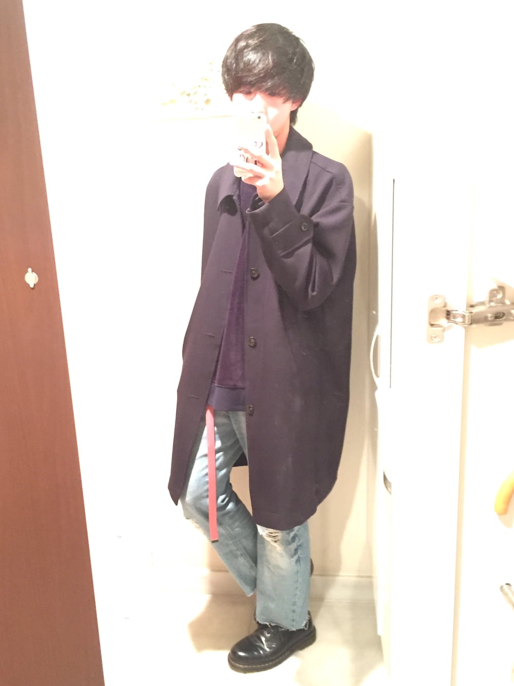 ブルー系のステンカラーコート、ブルー系のスウェット、ブルー系のデニムパンツを着用したメンズの冬コーディネートの1枚目の写真