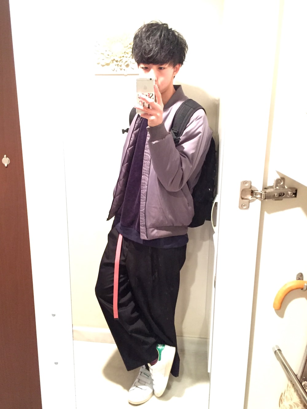 グレー系のMA-1、ブルー系のスウェット、ブラック系のその他パンツを着用したメンズの冬コーディネートの1枚目の写真