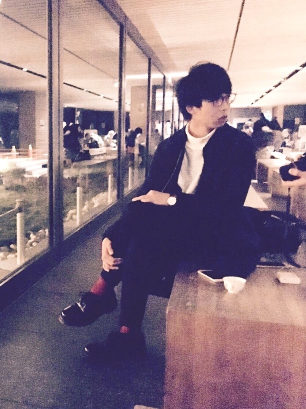 ブルー系のチェスターコート、ブラック系のジャケット/アウター、ホワイト系のTシャツ/カットソーを着用したメンズの冬コーディネートの1枚目の写真