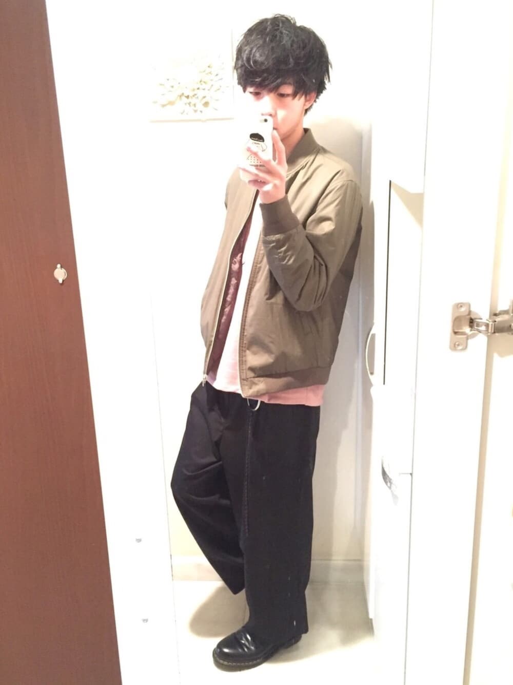 グリーン系のMA-1、ピンク系のスウェット、ブラック系のその他パンツを着用したメンズの冬コーディネートの1枚目の写真