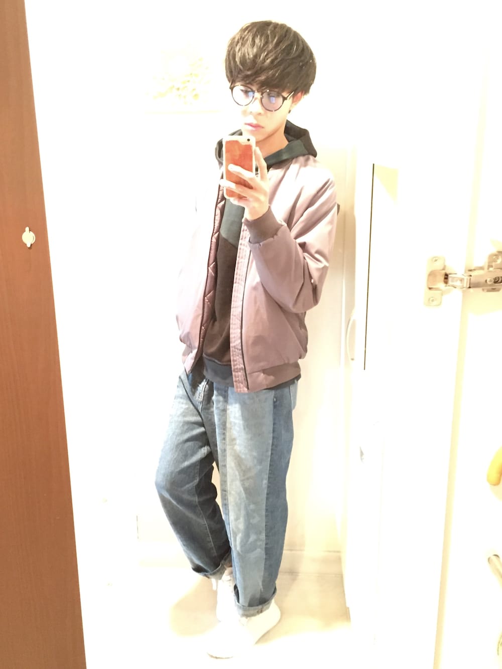 グレー系のMA-1、ブラック系のパーカー、ブルー系のデニムパンツを着用したメンズの春コーディネートの1枚目の写真