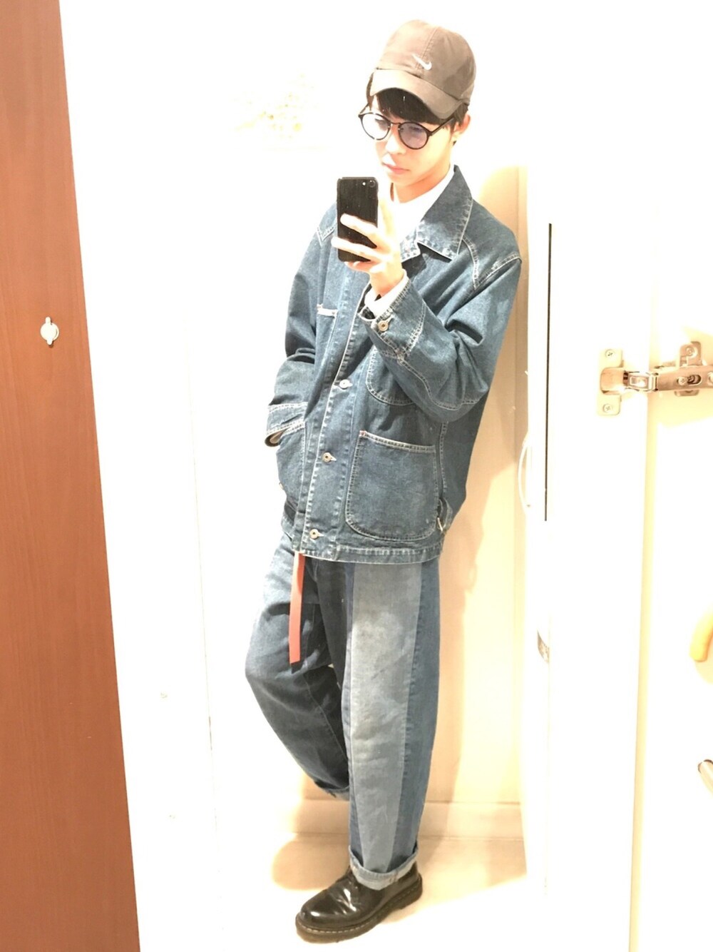 ブルー系のデニムジャケット、ホワイト系のTシャツ/カットソー、ブルー系のデニムパンツを着用したメンズの春コーディネートの1枚目の写真