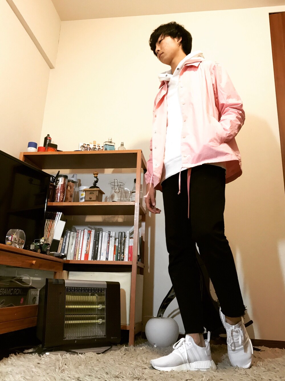 ピンク系のブルゾン、ホワイト系のパーカー、ブラック系のデニムパンツを着用したメンズの春コーディネートの1枚目の写真