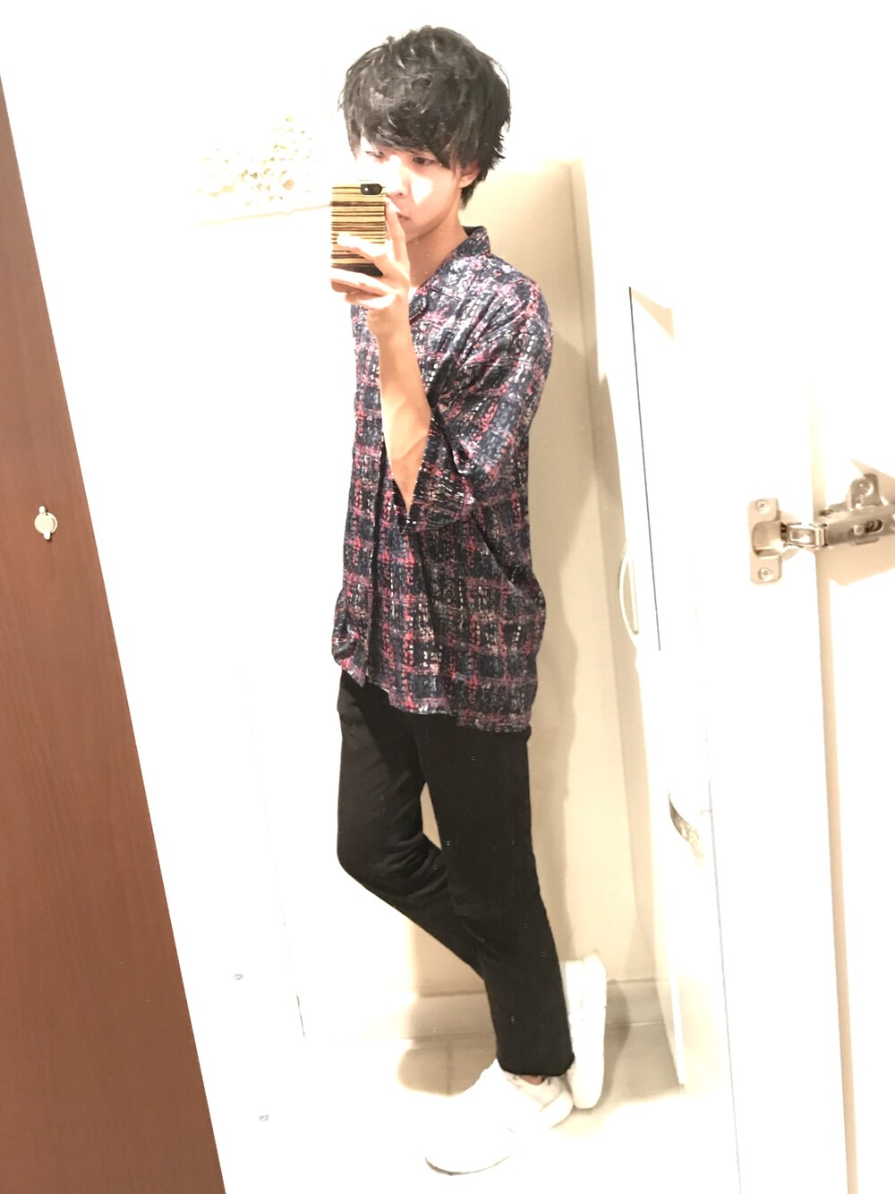 ブルー系のシャツ/ブラウス、ホワイト系のTシャツ/カットソー、ブルー系のデニムパンツを着用したメンズの春コーディネートの1枚目の写真