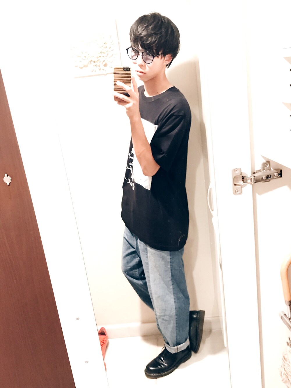 ブラック系のTシャツ/カットソー、ブルー系のデニムパンツ、ブラック系のブーツを着用したメンズの夏コーディネートの1枚目の写真