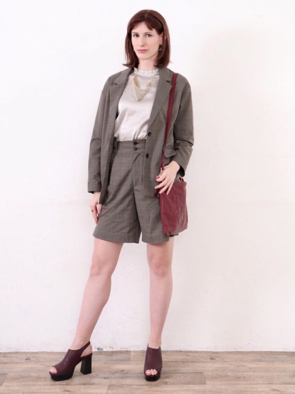 レッド系のショルダーバッグ、レッド系のサンダル、ブラウン系のその他パンツを着用したレディースの秋コーディネートの1枚目の写真