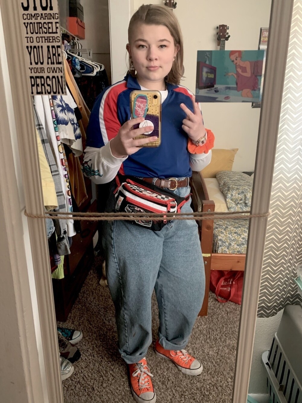 「90’s、kicks、fannypack、momjeans、DADJEANS、school、streetstyle、blue、scrunchie、layering」｜「CONVERSEのConverse Chuck 70 Ox Canvas Sneakers（スニーカー、オレンジ系）」を使った、gibsofyesterさん（レディース・160cm）の冬コーディネートの1枚目の写真