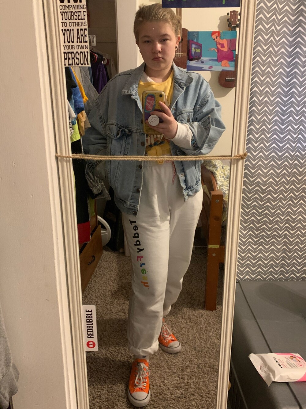 「Levi's、teddyfresh、disney、jeanjacket、converse、sweatpants、warm、glossier、school、mirrorselfie」｜「CONVERSEのConverse Chuck 70 Ox Canvas Sneakers（スニーカー、オレンジ系）」を使った、gibsofyesterさん（レディース・160cm）の春コーディネートの1枚目の写真