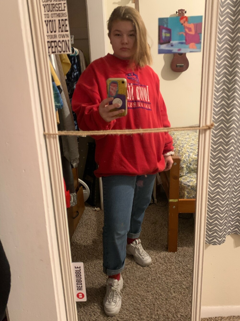 「comfortable、cozy、comfy、sweatshirt、oversized、FILA、red、school、IOWA、jeans」｜「FILAのFILA DISRUPTOR2 PREMIUM REPEAT WOMENS (WH/NV/RE)（スニーカー、ホワイト系）」を使った、gibsofyesterさん（レディース・160cm）の春コーディネートの1枚目の写真