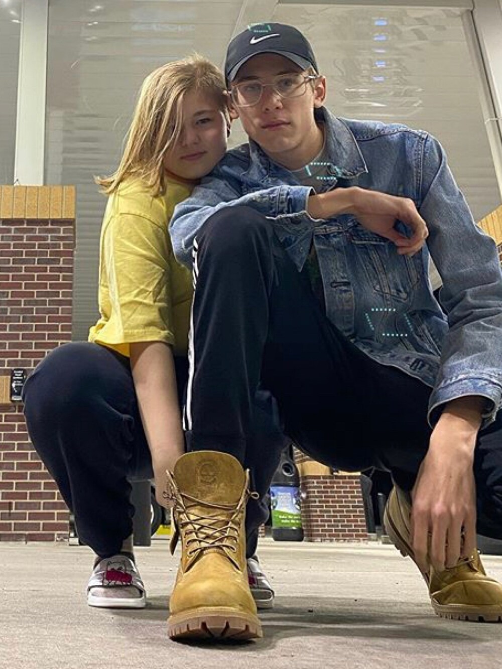 「 Couple、coupleoutfit、NIKE、Timberland、teddy fresh、ripndip、Levis、adidas、Hanes、jeanjacket」｜「RIPNDIPの9/10（サンダル、ホワイト系）」を使った、gibsofyesterさん（レディース・160cm）の春コーディネートの1枚目の写真